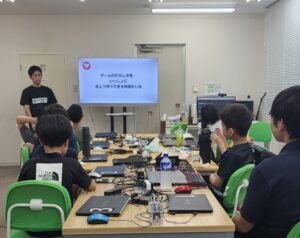 特別授業「友だちってだれ?」の様子。スクリーンにスライドを映しながら子どもたちに語りかける講師